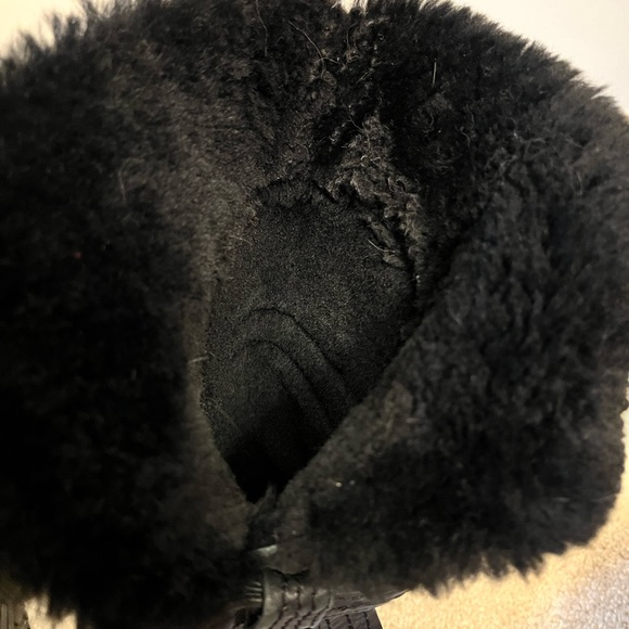 Black Uggs with leather bow - Picture 8 of 8